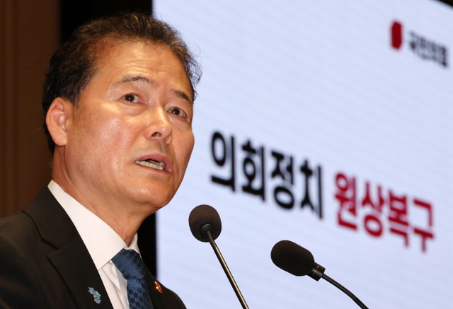 ▲ 김영호 통일부 장관이 지난 6월 14일 오전 서울 여의도 국회에서 열린 국민의힘 의회정치 원상복구 의원총회에서 추경호 원내대표 등 의원들에게 현안 보고를 하는 모습. ⓒ뉴시스