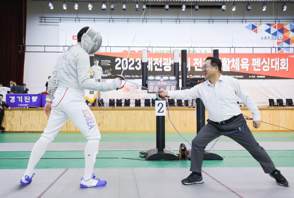 ▲ 파리 올림픽에서 2관왕에 오른 펜싱 오상옥 선수와 이장우 시장 .ⓒ대전시