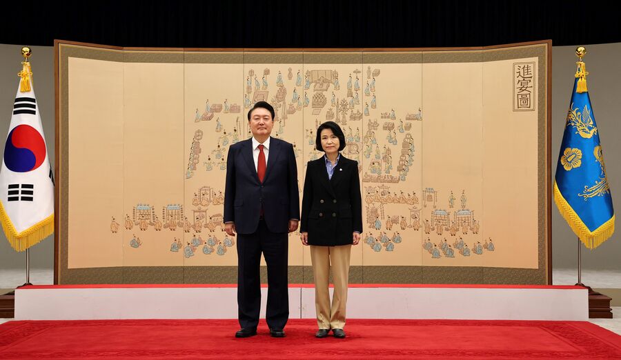 ▲ 윤석열 대통령이 1일 서울 용산 대통령실 청사에서 열린 방송통신위원장(방통위원장) 임명장 수여식에서 이진숙 방통위원장과 기념촬영을 하고 있다. ⓒ뉴시스 제공