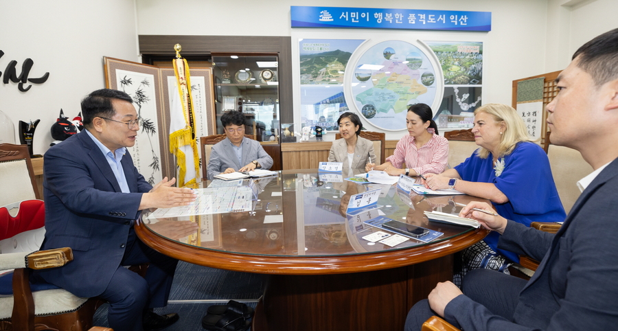 ▲ 정헌율 시장과 페르난데즈 대사는 시장실에서 원광대학교 한의학을 중심으로 한 의료 분야 해외연수 추진을 비롯해 유럽과 익산시의 문화 교류에 대한 방안 등을 모색하는 시간을 가졌다.ⓒ익산시