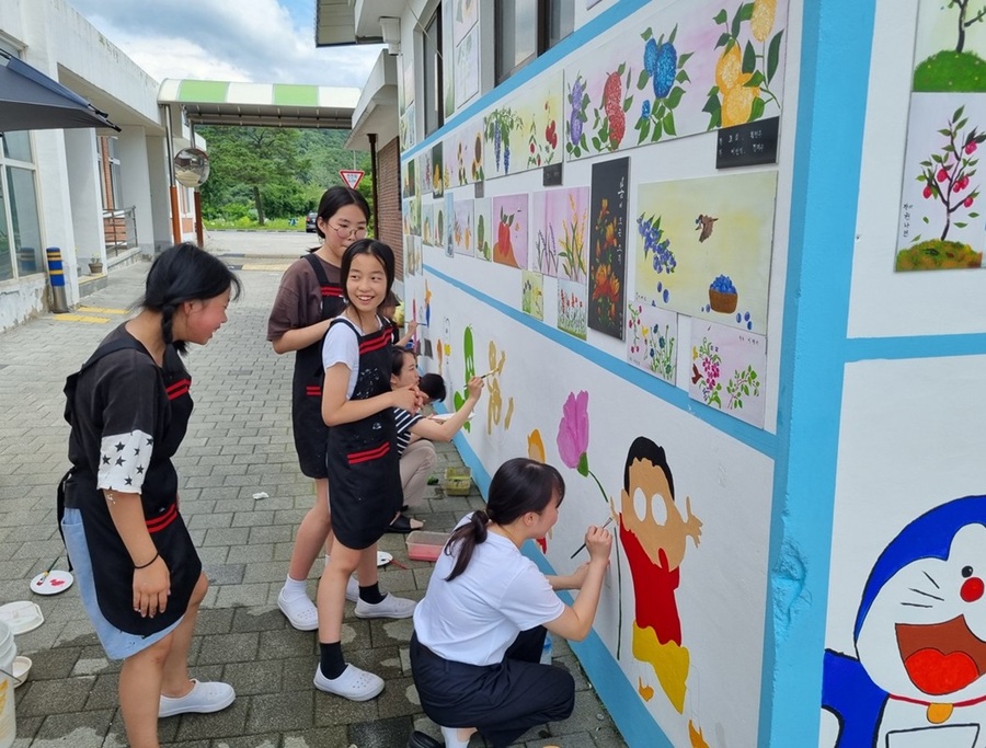 ▲ 음성 원당초등학교 어린이들이 선배 작가와 벽화를 그리며 즐거운 방학 예술활동을 펼치고 있다.ⓒ음성교육청