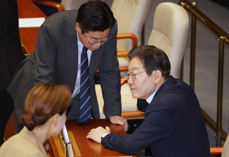 ▲ 이재명(오른쪽) 더불어민주당 당 대표 후보와 박찬대 당 대표 직무대행 겸 원내대표가 1일 서울 여의도 국회에서 열린 본회의에서 대화를 나누고 있다. ⓒ뉴시스