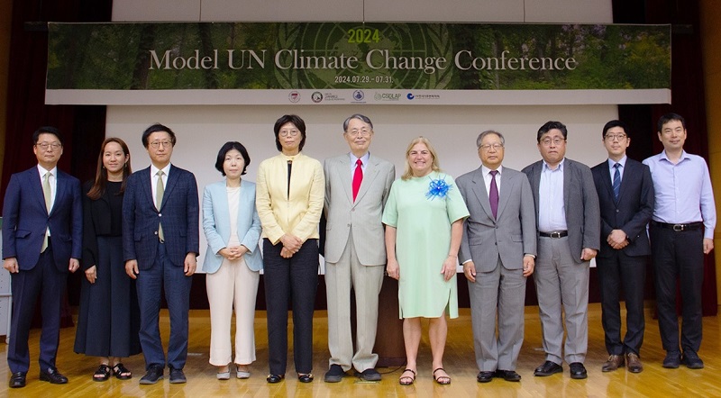 ▲ 2024 고려대 모의 유엔기후변화협약 당사국 총회 개회식에서 내빈이 단체사진을 촬영하고 있다.ⓒ고려대