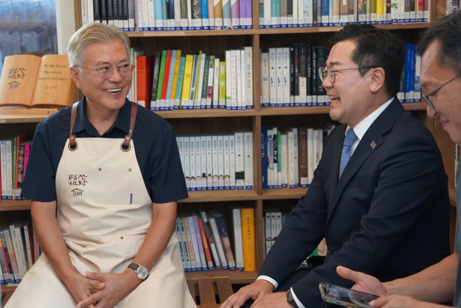 ▲ 박찬대 더불어민주당 당대표 직무대행이 지난달 27일 문재인 전 대통령의 사저가 있는 경남 양산 평산마을을 예방했다. ⓒ더불어민주당 제공