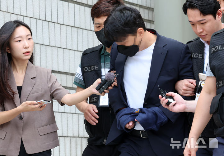 ▲ 유흥주점 여종업원 성폭행 혐의를 받고 있는 서울 성동구의회 의원 고모씨가 2일 오전 서울 서초구 서울중앙지방법원에서 열린 구속 전 피의자 심문(영장실질심사)을 마친 후 법원을 나서고 있다. ⓒ뉴시스