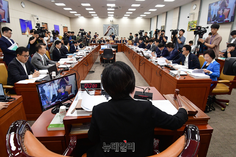 ▲ 의사진행 하는 최민희 과방위원장 ⓒ이종현 기자