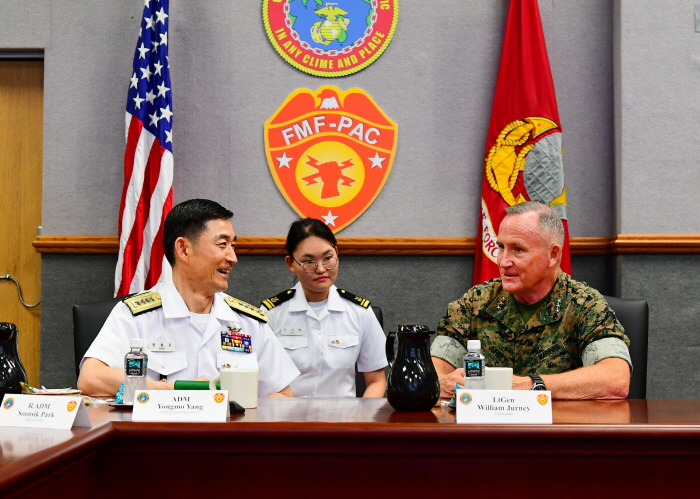 ▲ 지난 1일(하와이 현지시각 7월 31일) 양용모 해군참모총장(왼쪽)이 미국 태평양해병대사령관 윌리엄 저니 중장을 예방하고 한미 연합방위태세 강화에 대해 논의하고 있다. 양 총장은 미국 주요 직위자들과의 대담을 통해 한미 일체형 확장억제를 한미 해군차원에서 지원하고 북한의 핵·미사일 위협에 공동으로 대응하겠다는 결의를 분명히 했다고 해군이 전했다. ⓒ해군 제공
