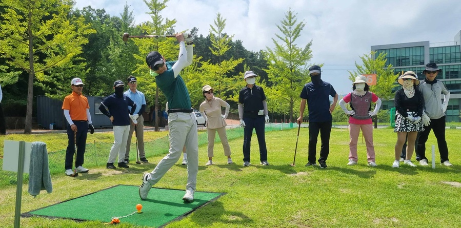 ▲ 영진전문대학교 글로벌캠퍼스에서 진행된 연수 프로그램은 파크골프의 기본 이론과 자세, 경기 규칙, 에티켓, 실전 라운드 등으로 진행돼 파크골프를 제대로 익히는 기회가 됐다.ⓒ영진전문대