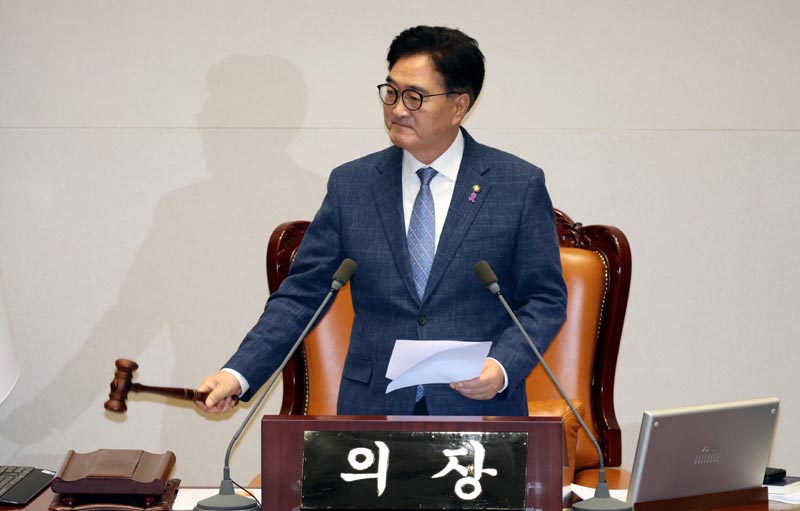 ▲ 우원식 국회의장이 2일 오후 국회 본회의에서 2024년 민생회복지원금 지급을 위한 특별조치법안에 대해 재적 300인 중 재석 187인, 찬성 186인, 반대 1인으로 가결을 선언하고 있다. ⓒ뉴시스