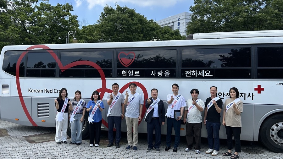 ▲ 경북테크노파크(원장 하인성)는 지난 2일 경산시 본원 주차장에 방문한 이동식 헌혈 버스에서 경북테크노파크 임직원과 입주기업, 지역주민을 대상으로 단체 헌혈을 진행했다.ⓒ경북테크노파크