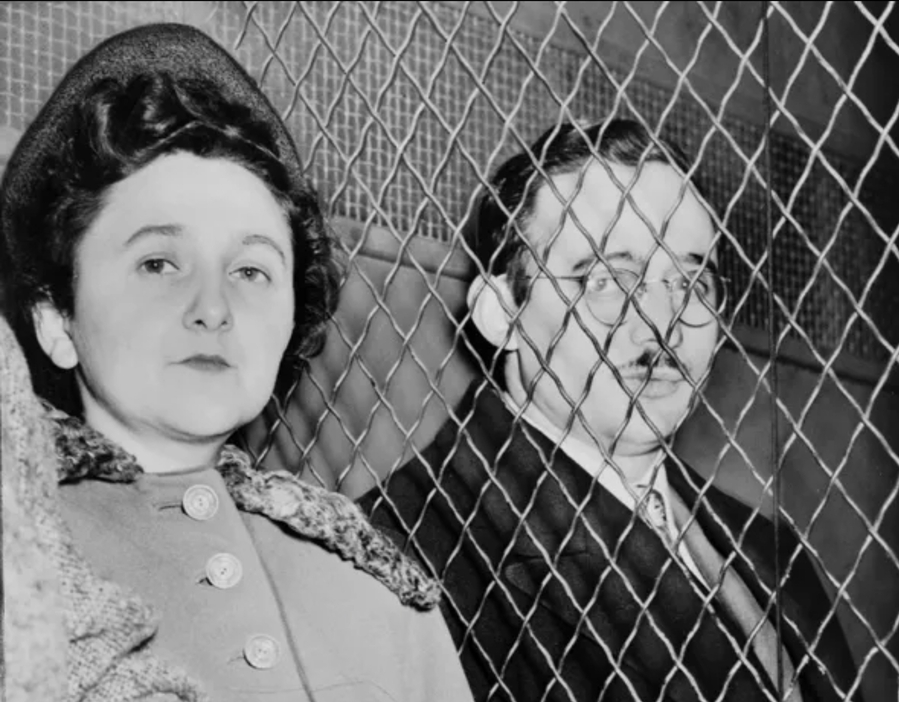 ▲ Julius and Ethel Rosenberg. 간첩죄로 사형된 최초의 미국인이다. 로젠버그 부부가 간첩이 아니라고 좌파 지식인들, 특히 사르트르, 피카소 등이 나서서 맹렬한 구명운동을 했다.
그러나 소련 붕괴 후 공개된 여러 소련 비밀문서에서 간첩활동 혐의가 드러났다. 소련공산당 서기장인 니키타 흐루쇼프의 녹음 파일에서 