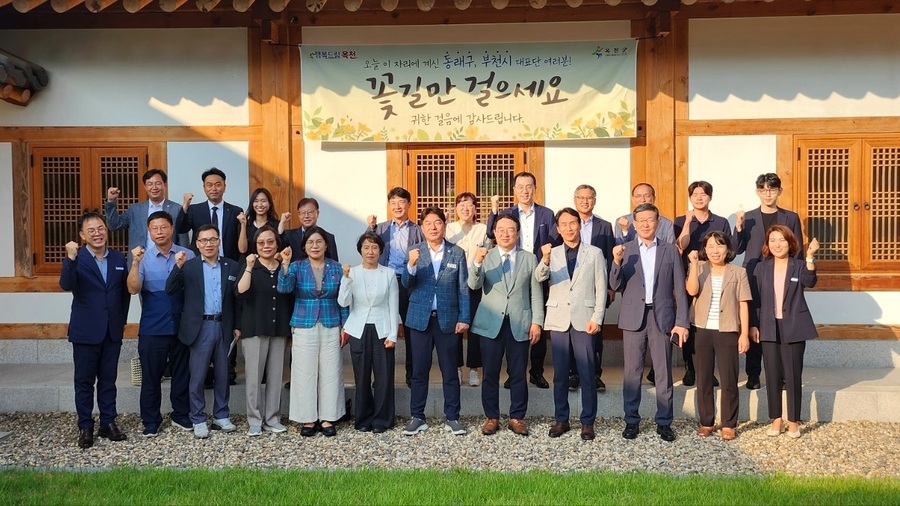 ▲ ‘제15회 향수옥천 포도·복숭아 축제’의 개최를 축하하기 위해 자매도시인 대전 동구, 부산 동래구, 경기 부천시 대표단이 축제장을 방문했다.ⓒ옥천군