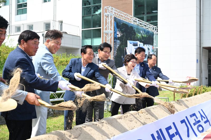 ▲ 지난 2일 논산열린도서관 앞 잔디마당에서 열린 복합문화체육센터 기공식에서 백성현 논산시장과 조용훈 시의회의장을 비롯한 참석자들이 기념 시샵을 하고 있다. 복합문화체육센터는 전체면적 2394.8㎡에 지상 3층 규모로 내년 12월 준공할 예정이다.ⓒ논산시