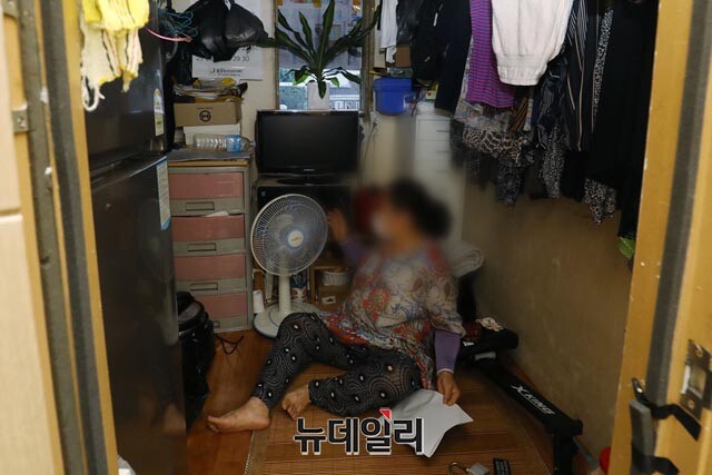 ▲ 서울 중구 남대문 쪽방촌에 거주하는 한 어르신이 선풍기 바람을 쐬며 더위를 식히고 있다. ⓒ뉴데일리DB