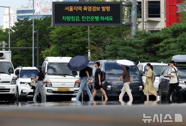 ▲ 전국 대부분 지역에 폭염특보가 발효된 지난달 31일 서울 영등포구 여의대로 위로 아지랑이가 피어오르고 있다. ⓒ뉴시스