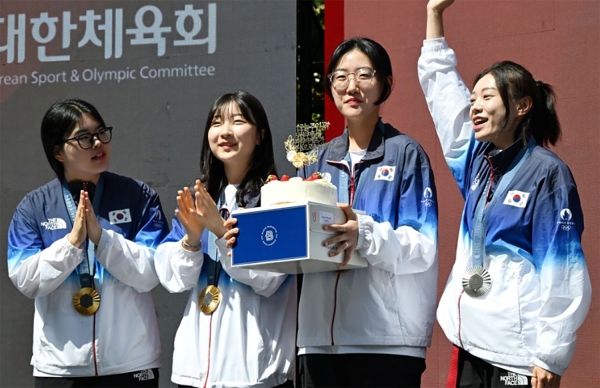 ▲ 현지시각 4일 프랑스 파리에 위치한 코리아하우스에서 열린 국가대표 메달리스트 기자회견 행사에 참석한 선수들이 파리바게뜨 케이크를 들고 축하받는 모습ⓒSPC그룹