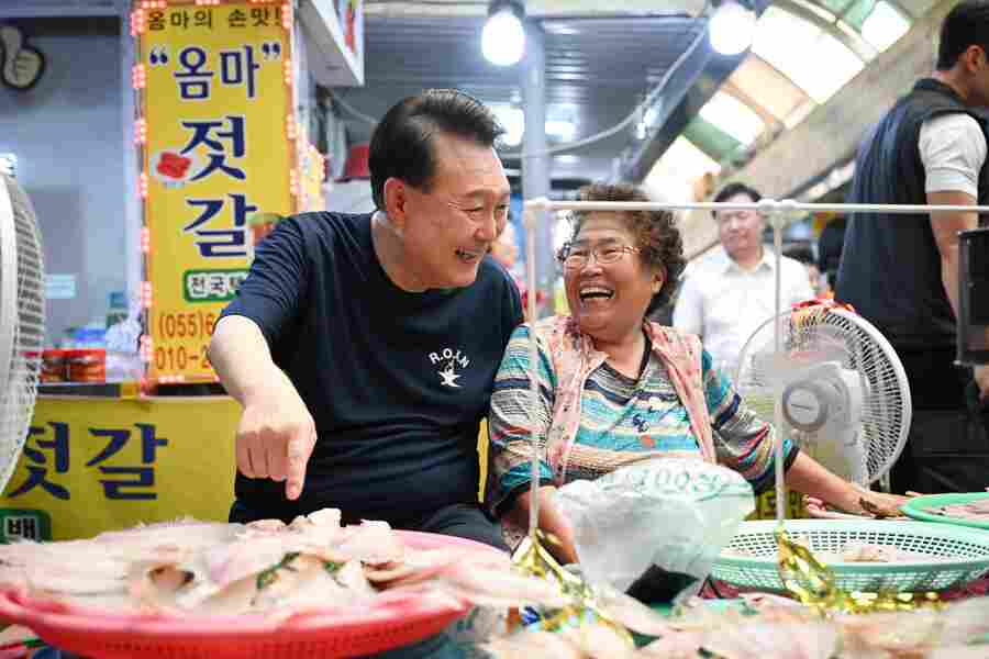 ▲ 윤석열 대통령이 휴가 첫날인 5일 경남 통영중앙시장을 방문, 반건조 생선 상인과 대화하고 있다. ⓒ뉴시스 제공
