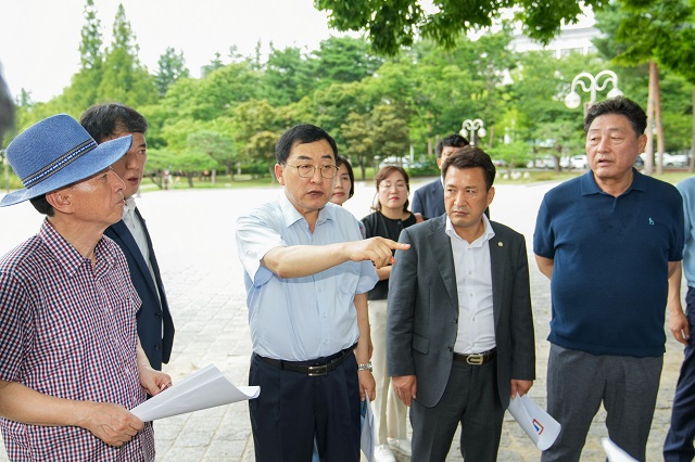 ▲ 현장 점검단이 지난 4일 보문 호반광장 보행환경과 도로 인프라 등을 확인하고 있다.ⓒ경주시