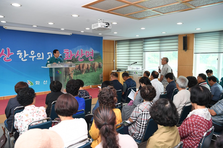 ▲ 유희태 완주군수가 지난 2일 화산면 주민 격려 방문 연석회의에서 주민 의견을 경청하고 있다.ⓒ완주군