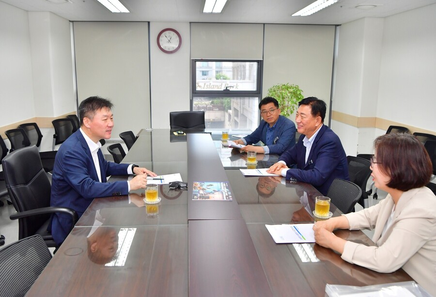 ▲ 김한종 장성군수(우측중앙)가 6일 농식품부 박범수 차관을 만나 농업•산림분야 사업의 국고지원을 요청하고 있다.ⓒ장성군