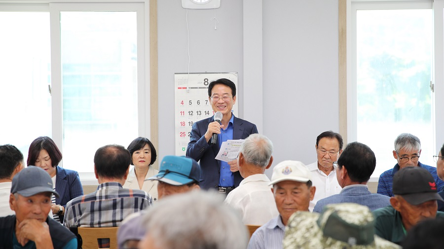 ▲ 지난 5일 강진원 군수가 대구면 경로식당 새단장 기념 행사에 참여해 어르신들과 대화를 나누고 있다.ⓒ강진군