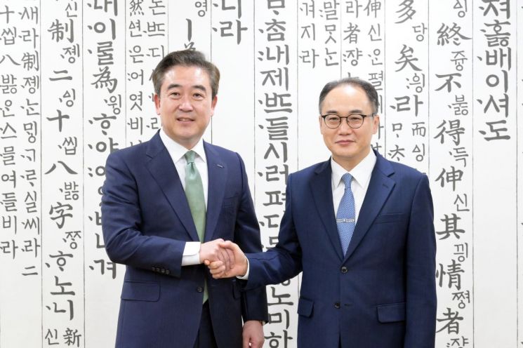 ▲ 7일 서울 서초동 대검찰청에서 이원석 검찰총장(오른쪽)과 윤희근 경찰청장이 악수하고 있다. ⓒ대검찰청 제공