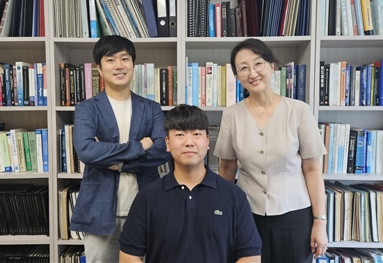 ▲ 왼쪽부터 윤기로 생기원 수석연구원(교신저자), 이창호 석사과정생(제1 저자), 이선영 한양대 ERICA 교수(교신저자).ⓒ한양대