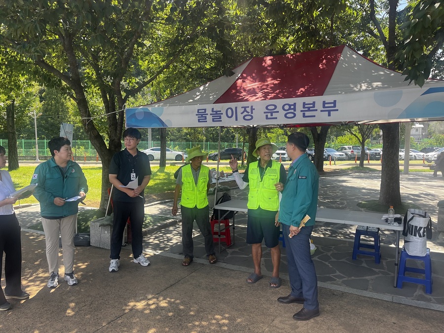 ▲ 대구 수성구는 연일 계속되는 폭염특보에 대비하기 위해 무더위 쉼터를 비롯한 폭염저감시설, 건설 현장을 대상으로 일제 점검에 나섰다.ⓒ수성구