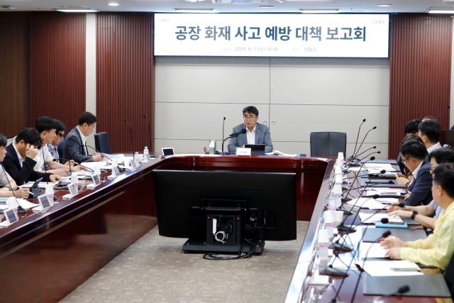▲ 화성시의 '공장 화재 예방을 위한 추진 사항 점검 회의'에서 관계자들이 대응책을 논의하고 있다. ⓒ화성시 제공
