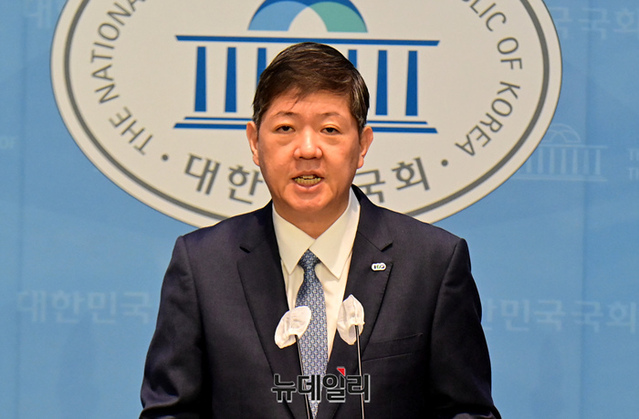 ▲ 김홍걸 더불어민주당 의원이 지난해 12월 국회 소통관에서 제22대 총선 서울 강서구갑 출마선언을 하고 있다. ⓒ이종현 기자