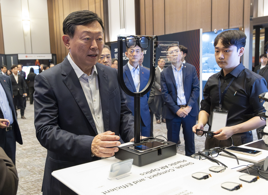 ▲ 신동빈 롯데 회장이 지난달 19일 '2024 하반기 VCM에 참석해 고해상도 AR용 글래스 생산 스타트업 '레티널'의 기술 설명을 듣고 있다. ⓒ롯데지주