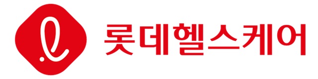 ▲ 신동빈 롯데 회장이 지난달 19일 '2024 하반기 VCM에 참석해 고해상도 AR용 글래스 생산 스타트업 '레티널'의 기술 설명을 듣고 있다. ⓒ롯데지주