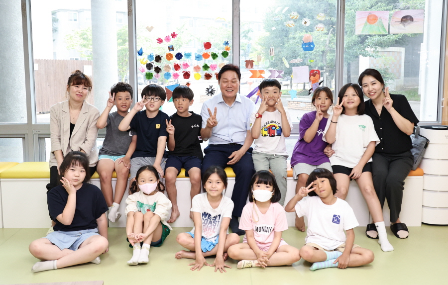 ▲ 박완수 경남지사가 아동복지시설과 이동노동자 거점쉼터를 방문해 운영 상황을 점검하고 아이들과 어울려 촬영을 하고 있다. ⓒ경남도 제공