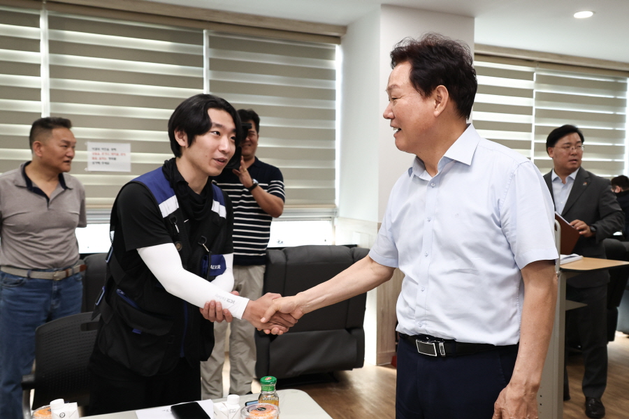 ▲ 박완수 경남지사가 이동노동자 거점쉼터를 방문해 애로 사항을 청취하고 정책적 지원 부분이 있으면 검토하겠다고 밝혔다. ⓒ경남도 제공