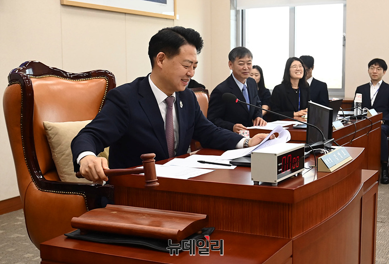 ▲ 김영호 국회 교육위원회 위원장이 지난달 18일 오전 서울 여의도 국회에서 열린 교육위원회 전체회의에서 의사봉을 두드리고 있다. ⓒ서성진 기자