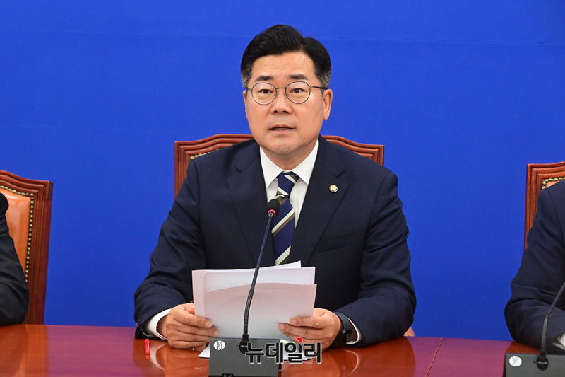 ▲ 박찬대 더불어민주당 당대표 직무대행 겸 원내대표가 8일 오전 국회에서 열린 원내대표 취임 100일 기자 간담회를 갖고 있다.
 ⓒ이종현 기자