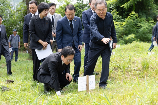 ▲ 김동연 경기도지사가 8일 오전 선감학원 공동묘역에서 열린 선감학원 희생자 유해발굴 개토 행사에서 개토 행사를 마치고 선감학원 희생자 분묘를 살펴보고 있다. ⓒ경기도 제공