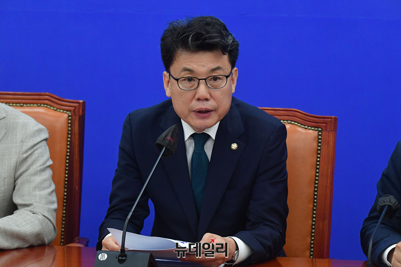 ▲ 진성준 더불어민주당 정책위의장이 7월 9일 국회에서 열린 원내대책회의에서 모두발언을 하고 있다. ⓒ이종현 기자