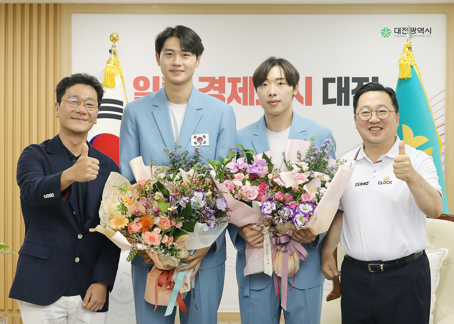 ▲ 펜싱 그랜드슬램을 달성한 오상욱 선수가 파리올림픽에서 개인·단체전에서 2개의 금메달을 딴 뒤 금의환향했다. 단체전에서 금메달 딴 박상원도 귀국했다. 사진은 대전시청을 방문한 오상욱(왼쪽 두번째), 박상원 선수(오른쪽 두번째)를 환영하는 이장우 시장(우)과 이승찬 계룡건설 회장(좌).ⓒ대전시