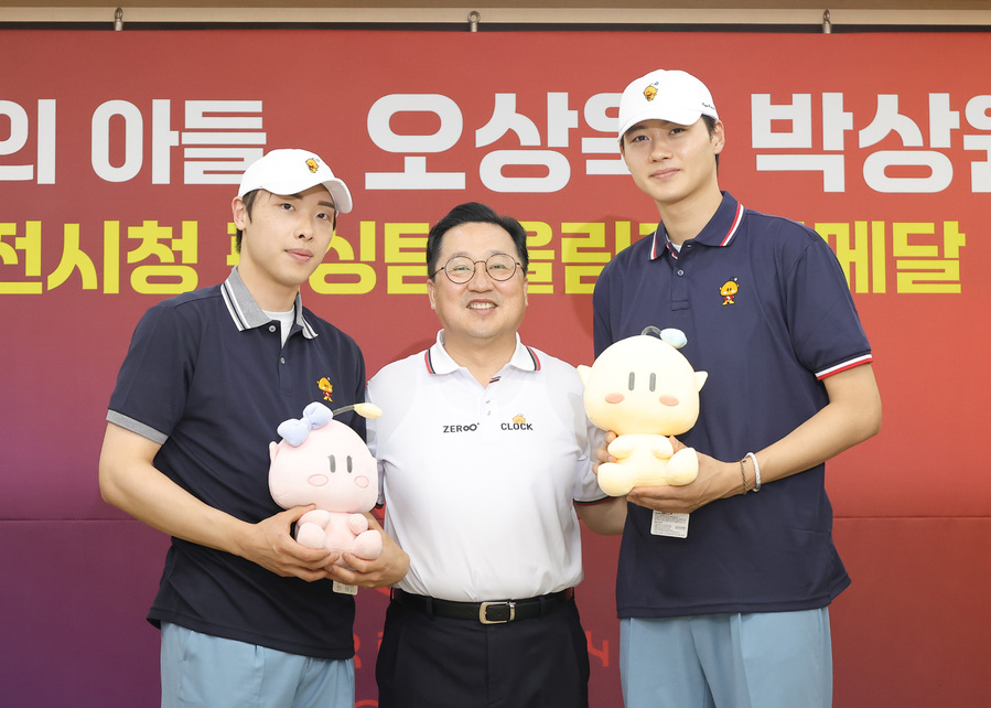 ▲ 이장우 대전시장이 8일 오전 시청에서 오상욱(우), 박상원 (좌)에게 대전 0시 축제 굿즈인 모자와 티셔츠를 선물한 뒤 기념촬영을 하고 있다.ⓒ대전시