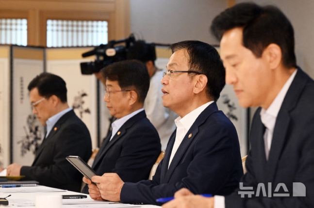 ▲ 박상우 국토교통부 장관(왼쪽 부터), 최상목 경제부총리, 오세훈 서울시장, 김병환 금융위원장, 이복현 금감원장이 8일 서울 종로구 정부서울청사에서 열린 부동산관계장관회의에 참석해 회의에 앞서 대화하고 있다. ⓒ뉴시스