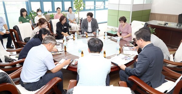 ▲ 지난7일 김선광 의원(국민의힘)이 대전시교육청, 동부교육지원청과 함께 버드내초 내 시설 등을 점검했다.ⓒ대전시의회