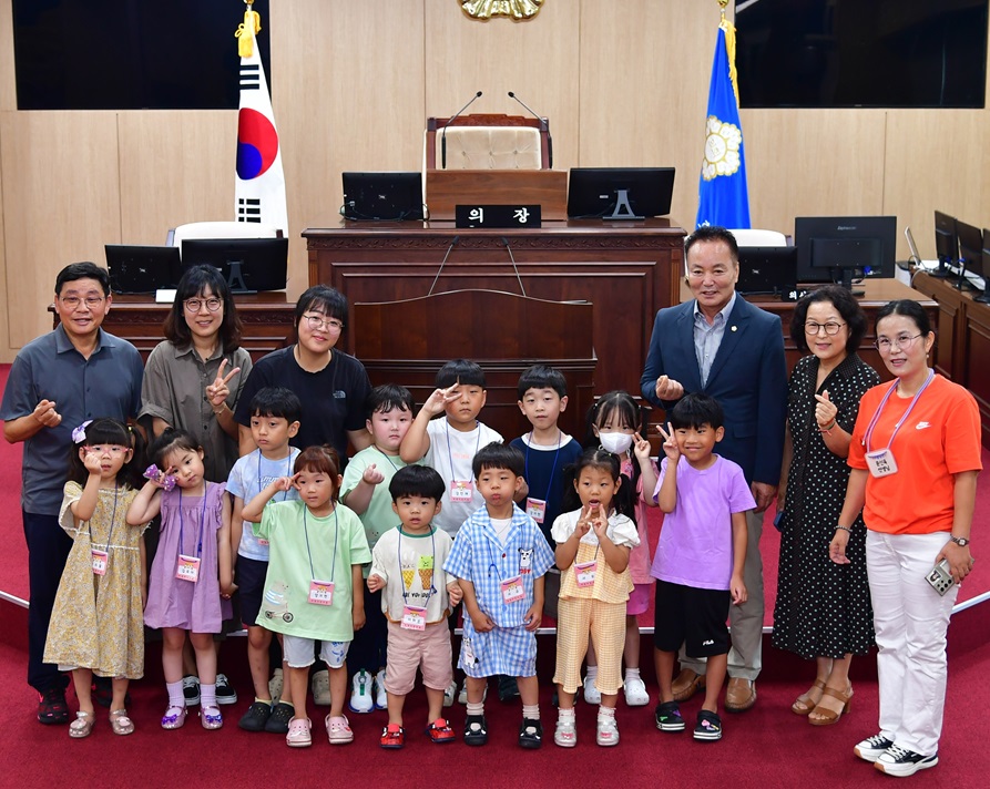 ▲ 청주시의회는 8일 청주시의회에 견학 온 위캔어린이집 원생 12명과 함께 의회 체험 프로그램을 진행했다.ⓒ청주시의회