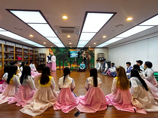 ▲ 8일 진흥원은 배재대 한국어교육원 외국인 학생 50여 명 대상 효 문화 교육프로그램을 통해 전통 예절 및 다례 체험, 한효진 전시관 관람 등 다양한 체험 활동을 가졌다.ⓒ한국효문화진흥원