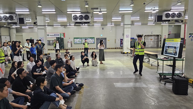 ▲ 경기도농수산진흥원이 지난 7일 경기도친환경농산물유통센터에서 리튬배터리 화재 대응 및 대피훈련을 실시하고 있다. ⓒ경기도농수산진흥원 제공