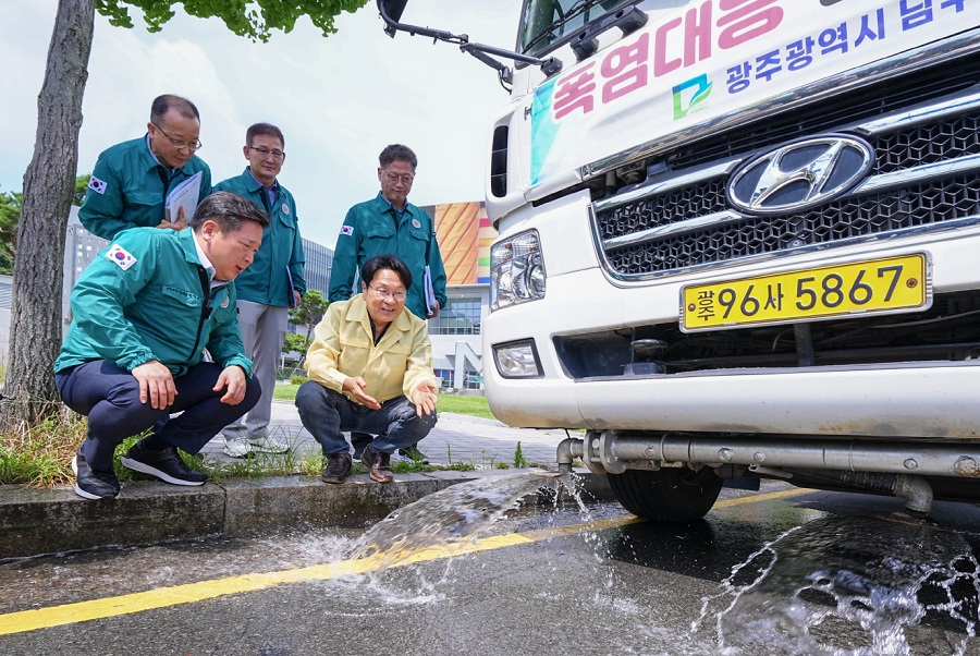 ▲ 강기정 광주광역시장이 지속되는 폭염 대응을 위해  8일 오전 남구 도심 일원에서 김병내 남구청장, 관계공무원 등과 살수차 운행에 대한 현장점검을 실시하고 있다.ⓒ광주광역시