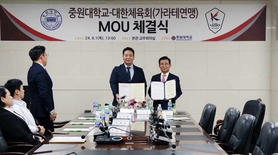 ▲ 중원대 황윤원 총장과 대한체육회 가라테연맹 강민주 회장이 상호교류를 위한 업무협약을 체결했다.ⓒ중원대