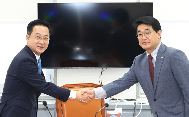 ▲ 박성준(왼쪽) 더불어민주당 원내수석부대표와 배준영 국민의힘 원내수석부대표가 8일 서울 여의도 국회에서 민생 여야정 협의체 구성 관련 회동에 앞서 악수하고 있다.ⓒ뉴시스