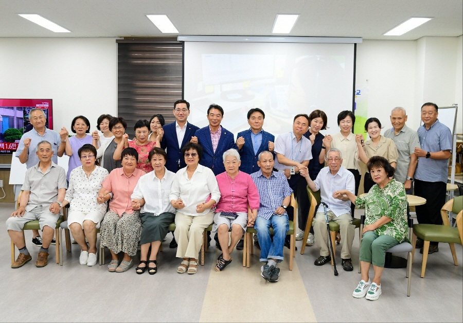 ▲ 최학범 경남도의장이 사할린 한인쉼터를 방문해 어르신들의 폭염피해 예방을 점검했다. ⓒ경남도 제공