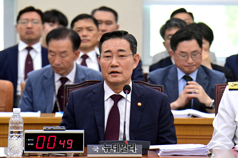 ▲ 신원식 국방부 장관이 8일 국회에서 열린 국방위원회 전체회의에 출석해 의원들의 질문에 답하고 있다. ⓒ이종현 기자